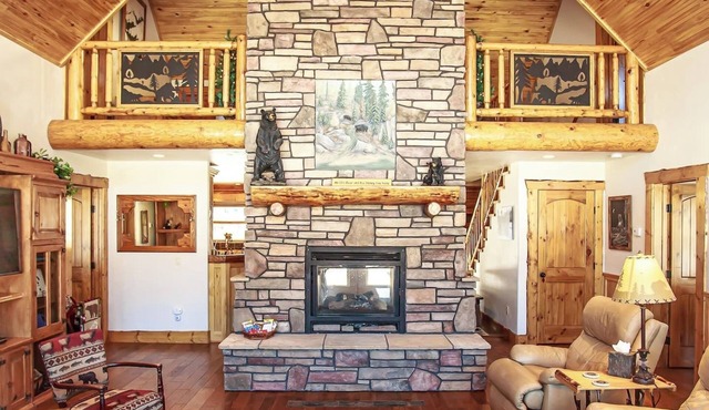 Bear Paw Log Cabin*4Bed/4 Bath*HOT TUB*Fire Pit*