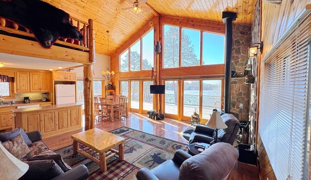 Bear Peak Cabin, Beautiful Secluded Lake Cabin with Panoramic Views!