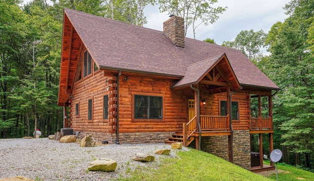 Bear Pines charming 3 bdrm cabin, Hot Tub, WiFi, in scenic South Bloomingville
