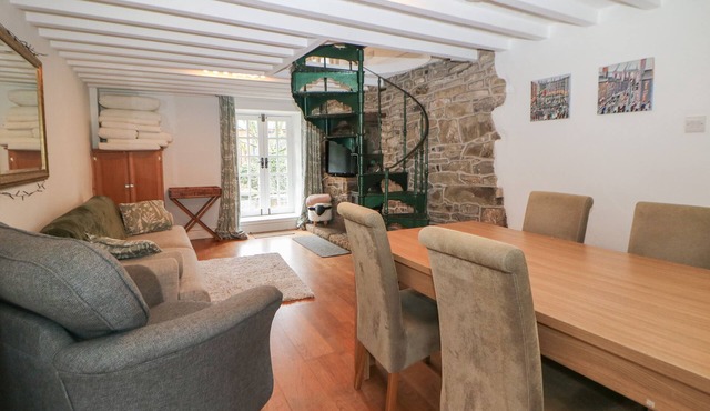 BEAR PIT COTTAGE, family friendly, with open fire in Hayfield