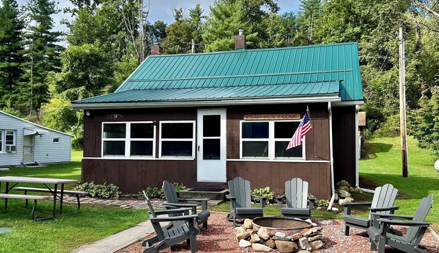 Bear Run Lodge-Creek front, steps away from everything! Newly updated flooring.