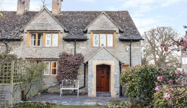 BEAR'S COTTAGE, family friendly, with a garden in Bretforton