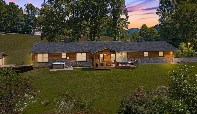 Bear's Den | 2 Homes, Hot Tub & Views⛰️ + Biltmore Pass