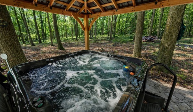 🐻 Bear’s Den | Hot Tub Retreat | Pool Access, Fire Pit & Forest Setting