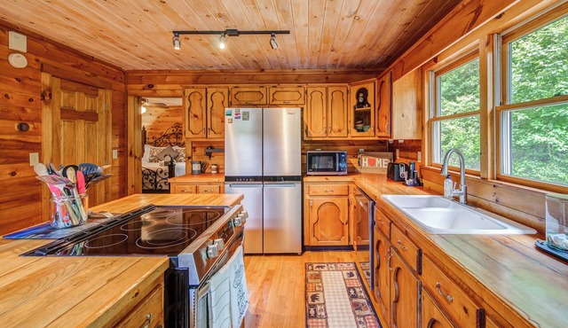 Bear Track Falls Retreat Mtn. Getaway!