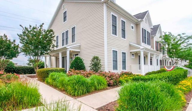 Bear Trap Dunes 2nd-floor, lakefront condo w/pool and free WiFi - 1 dog OK