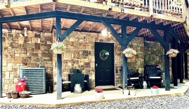 Bear Valley Cabin, a beautiful secluded oasis 4 a Romantic or family getaway.