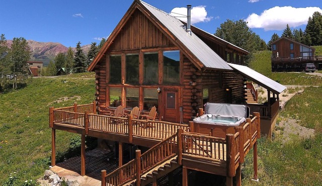 Bear Vista/Ideal Log Home with Endless Views! 5 Bedroom With Hot Tub!
