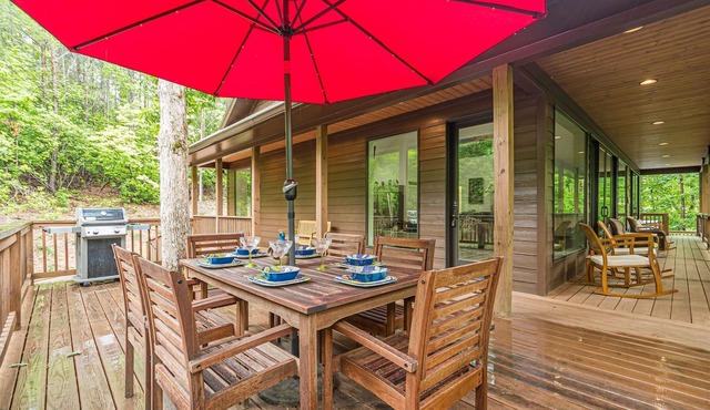 Bearadise Bungalow | Luxurious Canopy Retreat | Hot Tub | Fire Pit | Pool Table