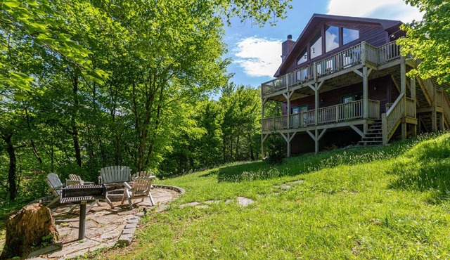 Bearadise Cabin- Pet Friendly, Great Views, Firepit and Yard on Sugar Mountain, 2 Car Garage!