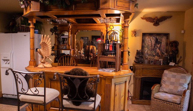 'BEARADISE CHALET' UNIQUE Secluded Retreat Estate (WHO'LD GUESS IT'S IN TOWN?)