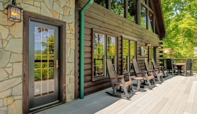 Bearadise Inn- Luxury Cabin in Whittier NC