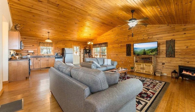 Bearadise Log Cabin with Mountain Views