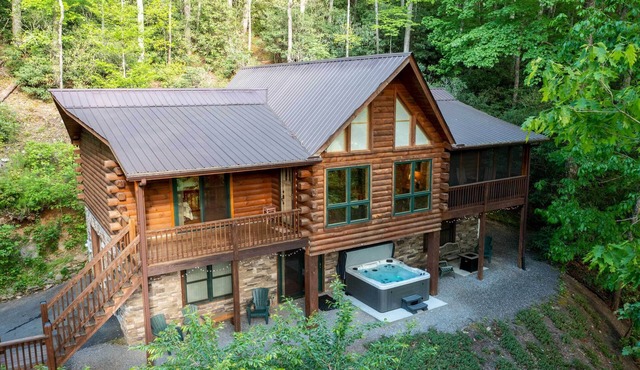 Bearadise Mtn Lodge! Hot Tub+Fire-Pit, Grill, WiFi, Golfing, Hiking & Fishing!