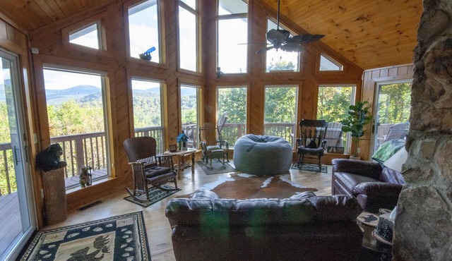 Bearadise Ridge. Awesome Mountain Views, Hot Tub, Game Room and so much more