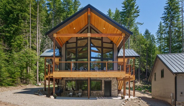 Bearfoot Cabin, a modern cabin near Mt. Rainier and Crystal
