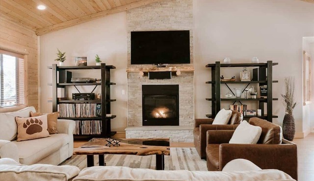 Bearfoot Chalet. BBQ. EV Charger. Spa. 3X2 PROMO
