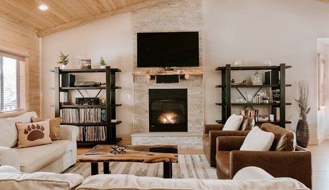 Bearfoot Chalet. Smart Cabin. Hot Tub. BBQ. EV Charger. Fire Pit. 3X2 PROMO