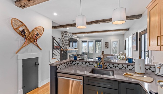 Bearfoot Lodge: Gorgeous, New, Stunning Views, Across from Beach, Walk to Town, Hike, Bike