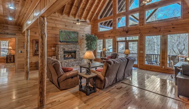 Bearfoot Lodge - Dog Friendly, Creekfront, Close to Activities