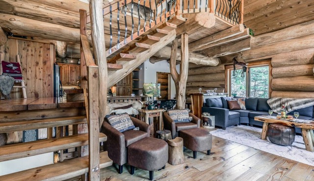 Bearfoot Lodge: Hot Tub, Pets, River & Trails