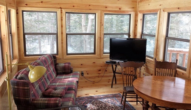 Bearhead Lodge - Beautiful 6 bedroom pine log cottage, lakefront,beach, forested