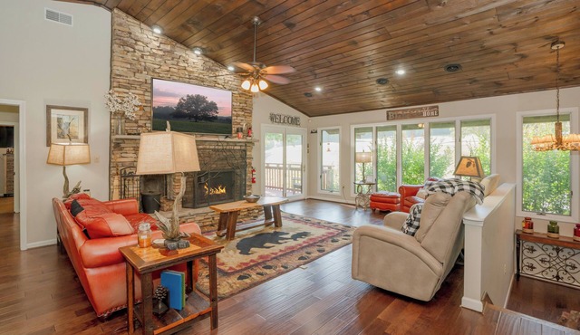 BearLodg@BentCrk: Views*GolfCourse*Pets*Games*HotTub*Wifi*FirePit*Creek*Secluded