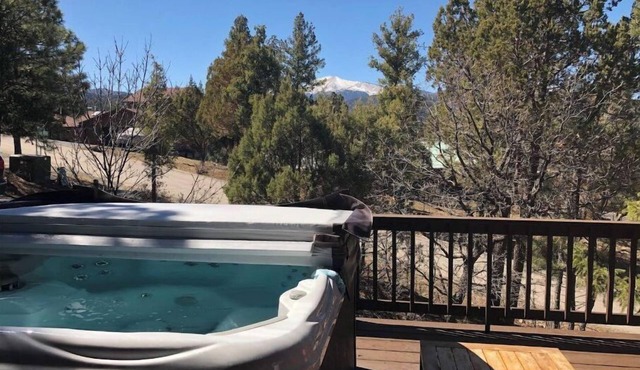 BearLuckLodge! Amazing Cabin-Hot Tub, Views, Game Room/Arcade, Location, Peloton