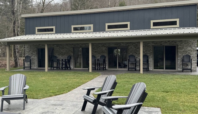 Bearly Awake cabin- family-friendly, riverfront & minutes from East Branch Lake.
