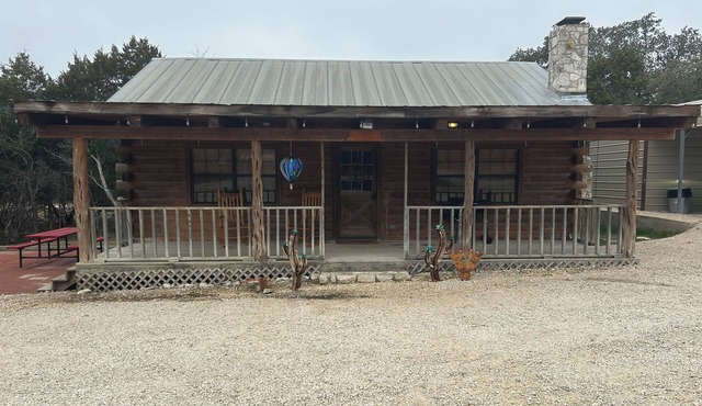 "Bearly Beehavin" 2-bdrm 1 bthrm cabin with WiFi, AC. Unwind & relax in ConCan