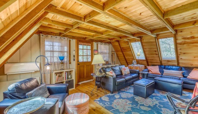 Bearly Behavin. A-Frame Blue Ridge cabin. Near Toccoa River and Suches.