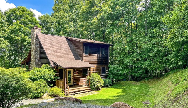 Bearly Behaving - 3BR/3BA Cabin w/Hot Tub, Gas F/P, Pets Welcome Near Boone
