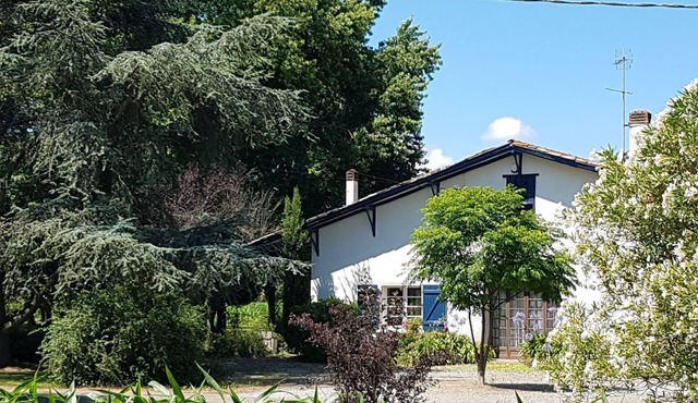 Béarnaise house at the foot of the hills