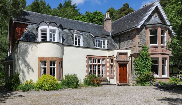 BEARNOCK LODGE, pet friendly, luxury holiday cottage in Cannich