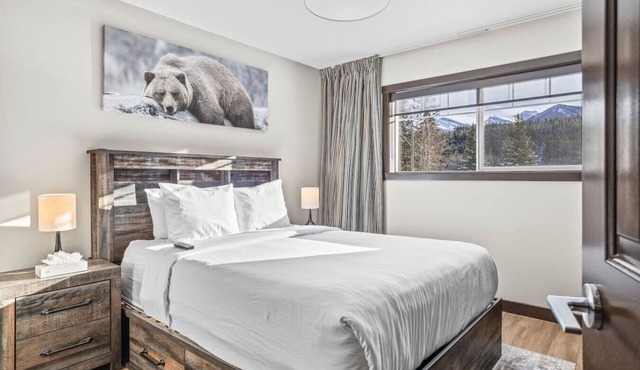 Bears Den 2BR Getaway with Hot Tub, BBQ and Near DT