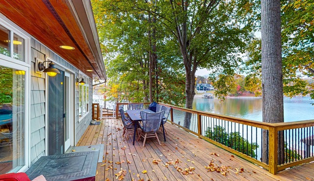Bears Den at Acorn Dr - Spacious pet friendly Cottage with balcony, dock, and hot tub