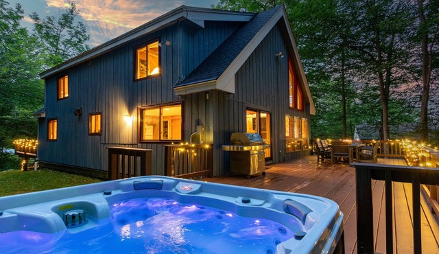Bears Den Chalet | Ski Home Trail, Moover Shuttle, Outdoor Hot Tub!