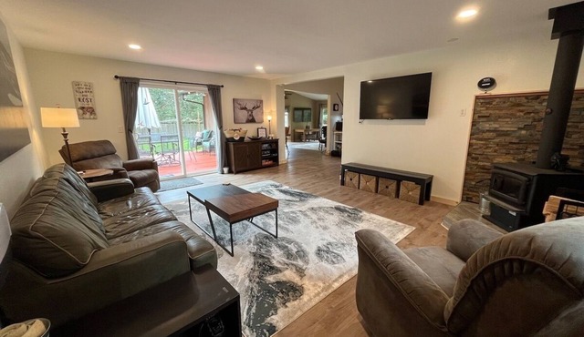 Bear’s Den hideaway with hot tub