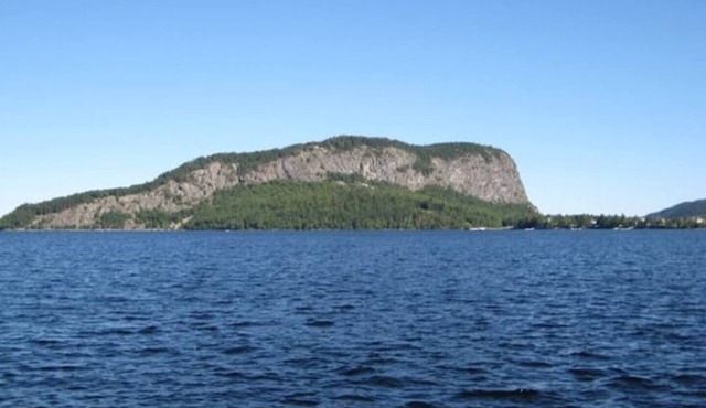 Bears Den Lodge B & B Room 1