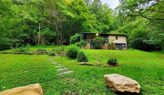 Bears Den: Private, Comfortable, Well Kept Cottage w Hot Tub overlooking River.