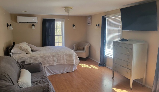 Bears Den - Spacious Private Suite with shared Kitchen