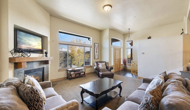 Bears Lair: Spacious Townhome w/Private Hot Tub