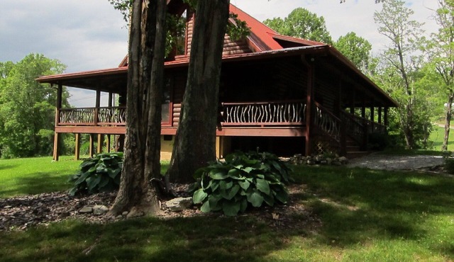 BEARWALLOW DEN -NEAR ASHEVILLE - HENDERSONVILLE LUXURY MOUNTAIN CABIN - 2 KING