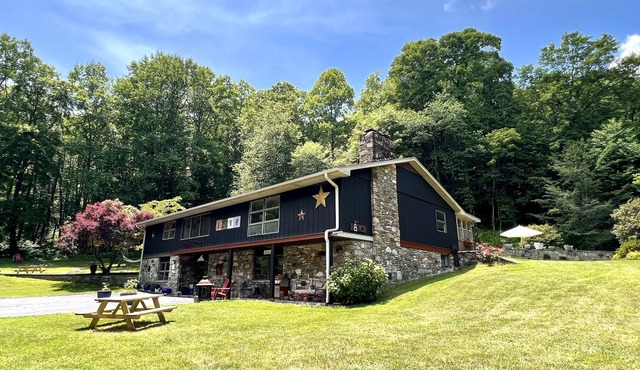 BearWallow MountainRetreat Hot tub 25 min from Asheville Endless Hiking trails.