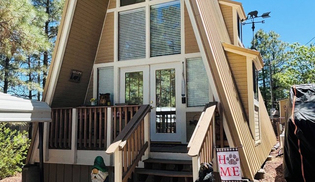 “Beary” cozy cabin in Show Low pines!