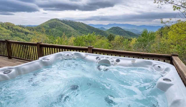 Beary Cozy Cabin! Incredible views, hot tub, games, and more!