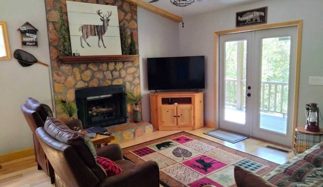 Beary’s Den where Chic meets Country in this Cozy Cabin