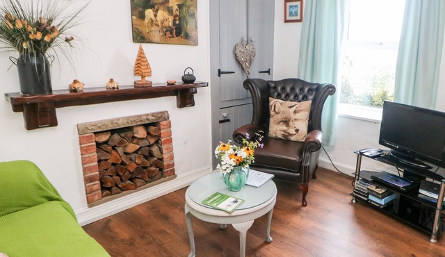 BEAS COTTAGE, pet friendly, with a garden in Hayfield