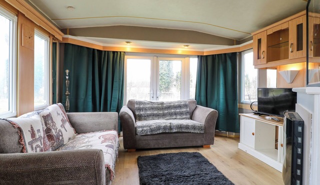 BEATRICE'S STATIC CARAVAN, pet friendly in Spalding