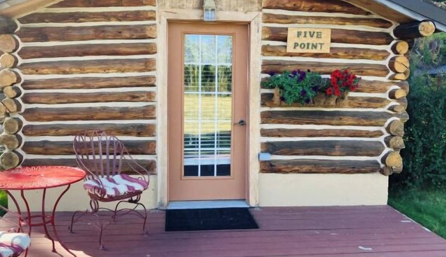 Beatuiful, Quaint, and Cozy Historic Cabin